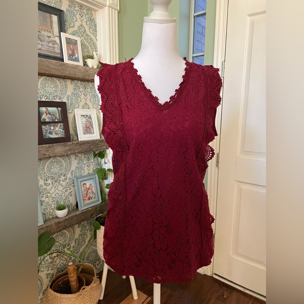 Women's Lace V-Neck Tank Top - Burgundy
